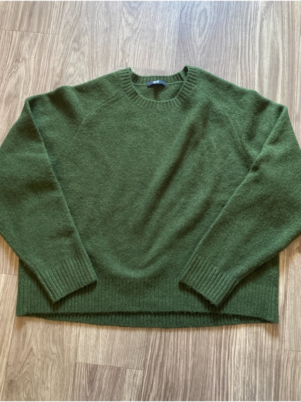 Uniqlo women’s Crewneck Sweater in Olive